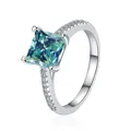 Dettaglio dell'anello in moissanite blu verde taglio princess con montatura in argento - Blu Acqua