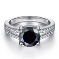 Vue détaillée bague en argent avec pierre noire et double rangée de diamants sur le côté - Noir