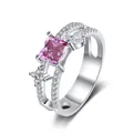 Detail von Prinzess-Schliff Rosa Moissanit Ring mit Marquise-Steinen und Pave-Band - Rosa