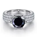 Macro-opname van 2 karaat ring met zwarte edelsteen en meerdere rijen micro-pave zetting - Zwart
