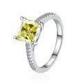 Dettaglio anello moissanite gialla quadrata con montatura a quattro griffe e diamanti - giallo limone