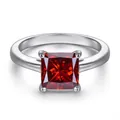 Prinses geslepen ring met rode edelsteen en 4-klauwzetting op een witte achtergrond - Maat 5 / 1 ct / Granaatrood