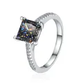 Anello in argento 925 con moissanite grigia taglio princess e dettagli in piccoli diamanti - Grigio