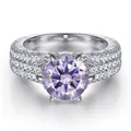 Macro-opname van 2ct lavendel zirkoon ring met driedubbele rij micro-pave zetting - Paars