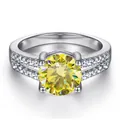Vue macro d'une bague en moissanite jaune 1ct avec double rangée pavée sur argent - Or