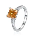 Détail de la bague en argent 925 avec pierre carrée orange et accents de diamants - Taille 5 / Champagne