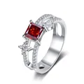 Detailaufnahme 925 Silberring mit quadratischem rotem Stein und Marquise-Seitensteinen - Granatrot