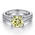 Vue détaillée d'une bague moissanite jaune de 1 carat avec anneau pavé de deux rangées - Jaune Citron
