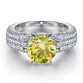 Macro-opname van een 2ct gele zirkonia ring met pavé-zetting op een zilveren ringband - Goud