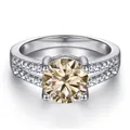 Détail macro d'une moissanite champagne 1ct sur une bague double rangée en argent S925 - Jaune d'Origine