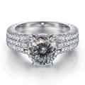 Macro detail van 2 karaat zirkoon ring met pavézetting en klassieke vierkante zilveren grip - 100-facet geslepen