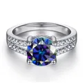Bague classique en argent S925 moissanite 1ct avec tige fendue et pavé sur fond blanc - Bleu Multicolore