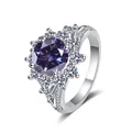 Makroaufnahme von 3ct lila Moissanit Sonnenblumenring aus 925 Silber mit Halo-Details - Größe 9 / Violettblau