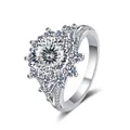 Luxuriöser 925er Silberring mit 3ct Moissanit-Hauptstein im eleganten Blüten-Design - Größe 9 / 100-Facetten-Schliff