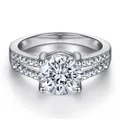 Κομψό δαχτυλίδι από ασήμι 925 με στρογγυλό moissanite και σχέδιο split-shank - Μέγεθος 5 / Λευκό