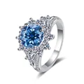 Detailansicht des 3ct blauen Moissanit-Rings aus 925er Silber mit Halo-Fassung - Größe 9 / Königsblau