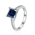 Anello in argento 925 con pietra blu taglio princess e accenti di zirconi pavé - Blu Reale