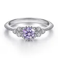 Elegante s925 zilveren ring met 0,5 ct ronde paarse moissaniet en glanzende accenten - Maat 5 / Lichtpaars