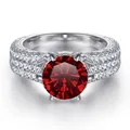S925 zilveren ring met 8mm ronde rode edelsteen en luxe micro-pave zirkonia stenen - Granaatrood