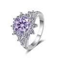 Anello in argento 925 con grande moissanite viola rotondo in un design a girasole - Misura 9 / Viola Chiaro