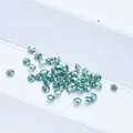 Macro-opname van 3mm ronde briljant geslepen cyaan blauwgroene moissanite edelstenen - Klein / Teal