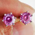 Orecchini a perno in moissanite rosa da 1ct in argento 925 con classica montatura a sei griffe - Multi-faceted Pink