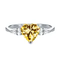 Detailaufnahme von S925 Silberring mit herzförmigem gelbem Moissanit und Diamanten - Gold