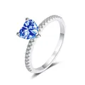 Primer plano de un anillo de moissanita azul con forma de corazón y banda con diamantes - Talla 5 / Azul Real Claro