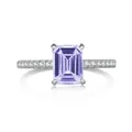 Vue macro de la moissanite rose taille émeraude avec anneau en argent S925 pavé - Mauve Clair