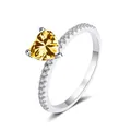 Détail macro d'une bague moissanite jaune en forme de cœur de 2ct avec diamants pavés - Or