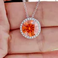 Makroaufnahme eines 5ct orangefarbenen Moissanit-Anhängers mit Silberkette - 5 ct / Glücksrot (Mit GRA Zertifikat)
