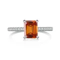 Détail macro de la moissanite taille émeraude avec pavé de diamants sur bague en argent S925 - Orange Fanta