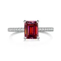 Vue macro d'une bague moissanite rose taille émeraude avec anneau en argent et pavé - Rouge grenat