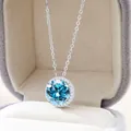 Runder Aquamarin-Halo-Anhänger an einer Silberkette in einer grauen Schmuckschatulle - 5 ct / Aqua