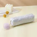 Detalle del estuche de lentejuelas arcoíris con pompón púrpura y cierre de cremallera - Blanco AB