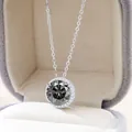 Elegante silberne Halo-Halskette mit großem runden grauen Moissanit-Anhänger auf Samt - 5 ct / Grau