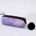 Gros plan d'une trousse à paillettes roses dégradées avec motifs de cœur et pompon noir - Rose Pourpre avec Cœur