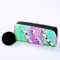 Détail d'une trousse à paillettes avec dégradé de couleurs et pompon noir décoratif - Multicolore Fluorescent