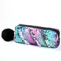 Trousse à paillettes sirène colorée avec pompon noir décoratif sur fond blanc - Bleu Pastel