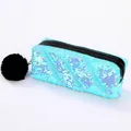 Détail de la trousse à paillettes avec un grand pompon noir duveteux sur le zip - Bleu Fantaisie