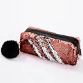 Détail des paillettes sur une trousse de maquillage rose et argent avec pompon noir - Bleu foncé