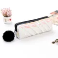 Détail de la trousse en paillettes blanches avec fermeture noire et pompon en peluche - Blanc AB
