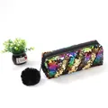 Gros plan de paillettes de sirène colorées sur une trousse avec un pompon noir du zip - Arc-en-ciel