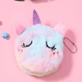 Nahaufnahme der flauschigen Einhorn-Geldbörse mit Regenbogenverlauf und Silberkette - Einhorn Stil / Smiling Multicolor with Horn