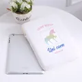 Detalle de funda de felpa blanca para iPad con bordado de unicornio y cierre de cremallera - Menos de 11 Pulgadas / Blanco