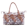 Borsa da viaggio con stampa animalier marrone e bianca, manici in pelle e dettagli oro - Borsa da Viaggio Marrone con Stampa Muccata