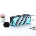 Trousse à paillettes rayée bleu et violet avec un pompon noir duveteux attaché - Bleu