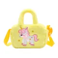 Details einer gelben Plüsch-Einhorntasche mit weichem Kunstfell und verstellbarem Gurt - Gelb
