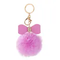 Detailansicht eines rosa flauschigen Bommel-Schlüsselanhängers mit Strassschleife - Lila Schleife
