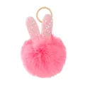Detail eines rosa Plüsch-Schlüsselanhängers mit Pailletten-Hasenohren und Goldring - Rosenrot